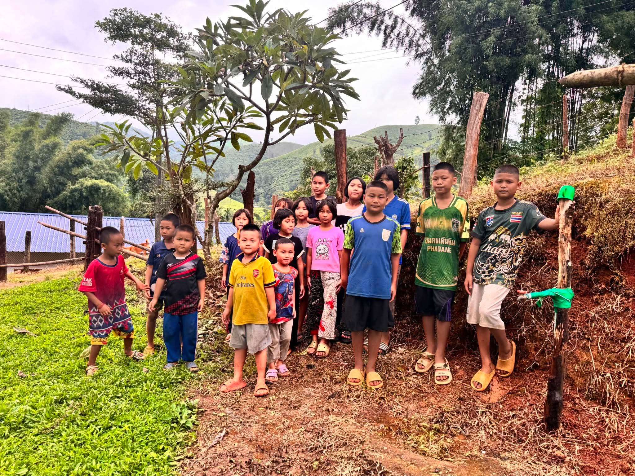 The children came to do activities and take pictures with the tap water they drink every day.
