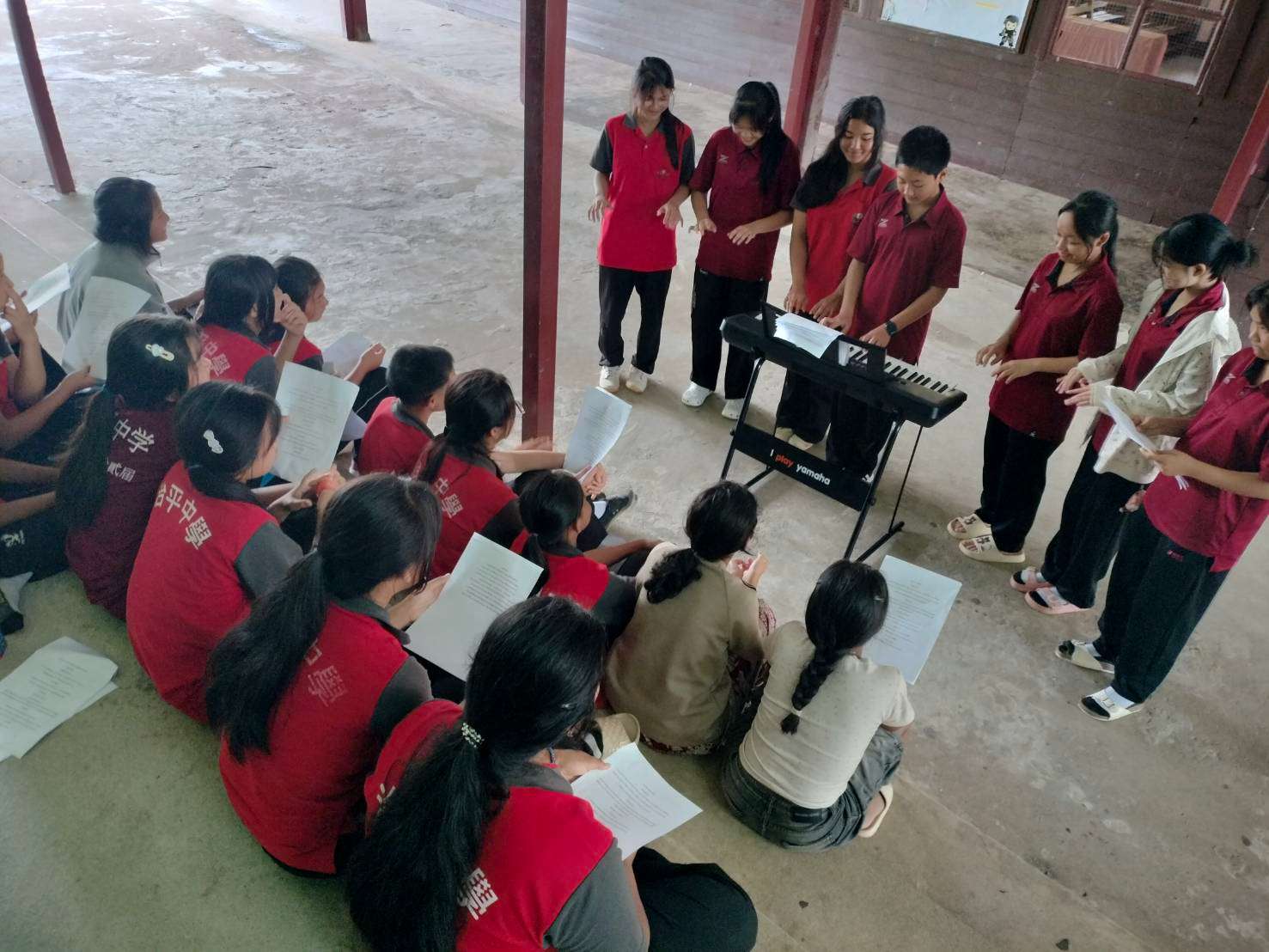 Young people are interested in learning keyboard, but the equipment is limited.