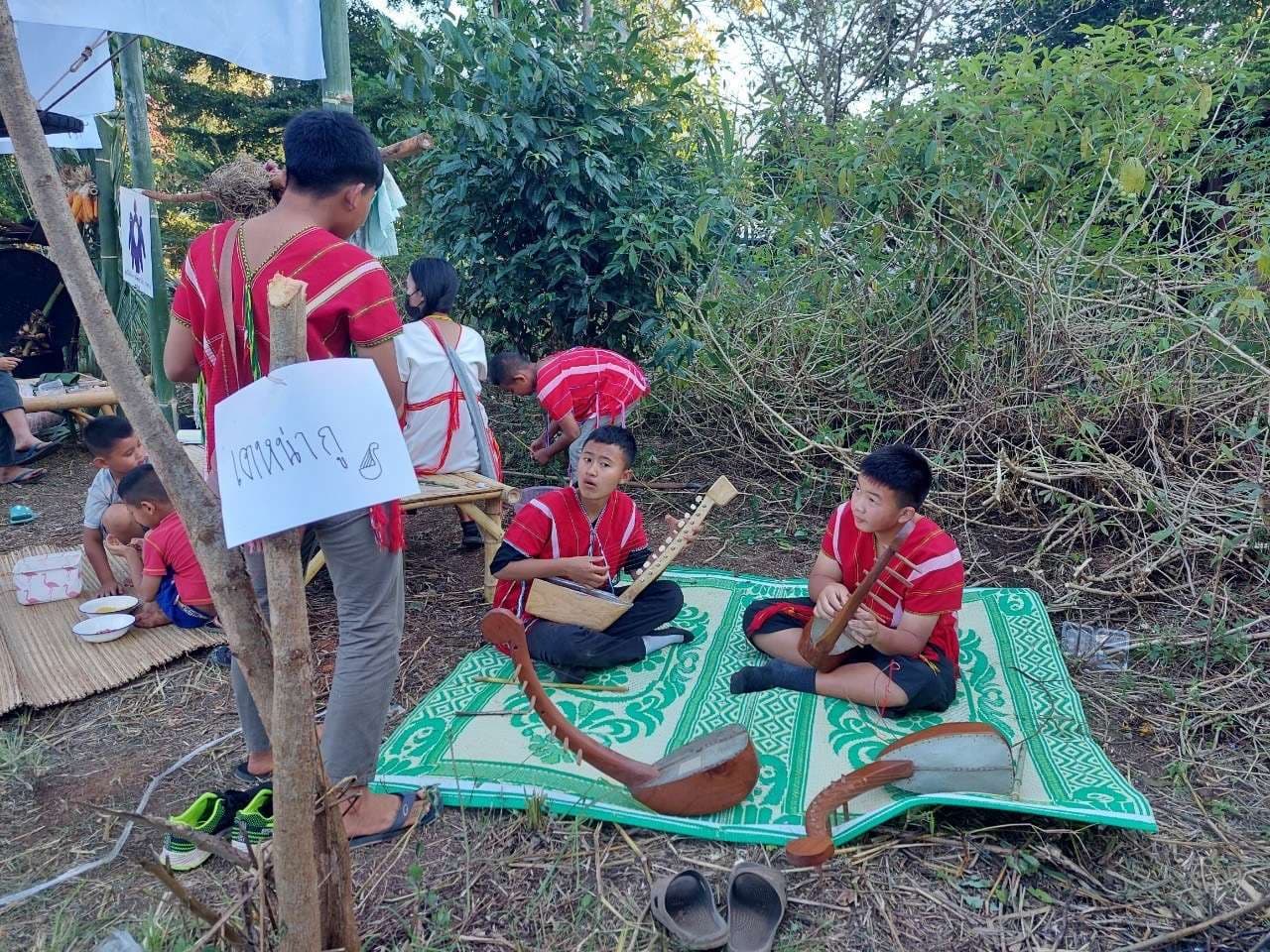 Children learn the Pwak Nyaw musical instrument (Tena Ku).
