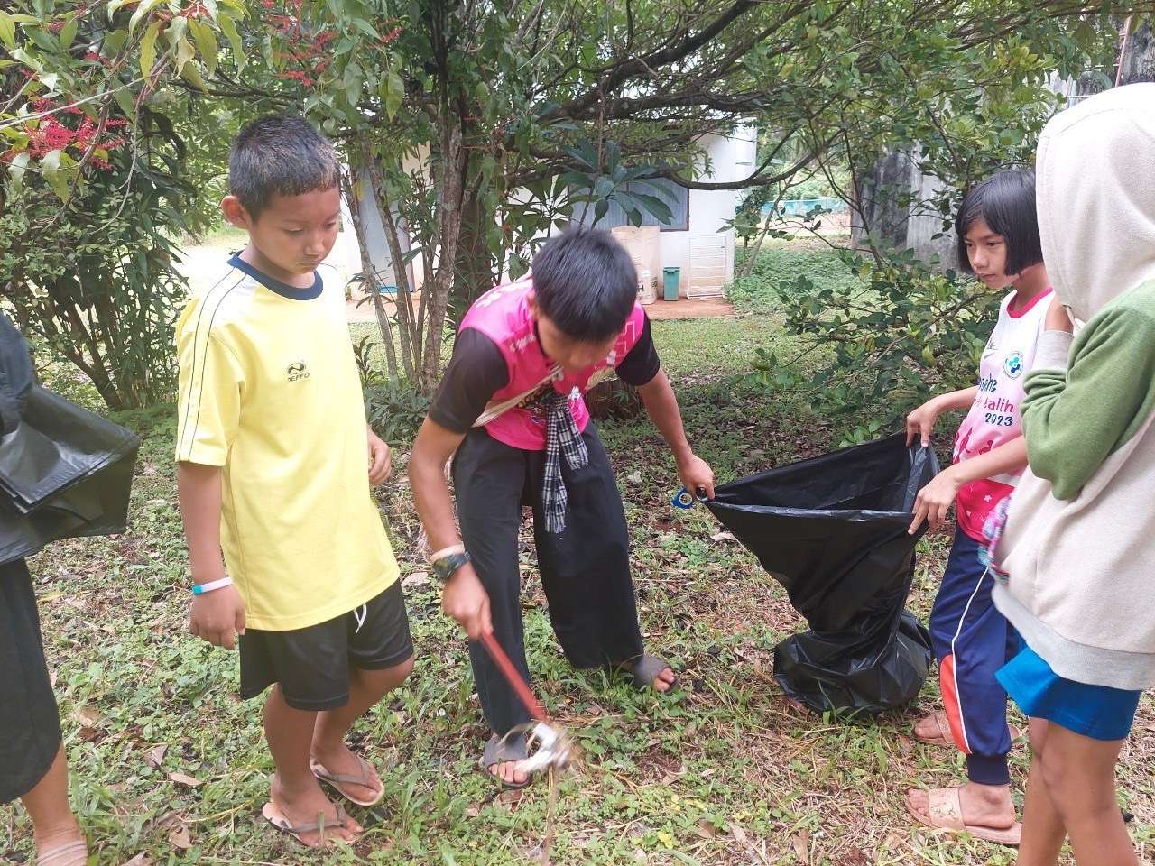 Take children to collect garbage in various local government offices.