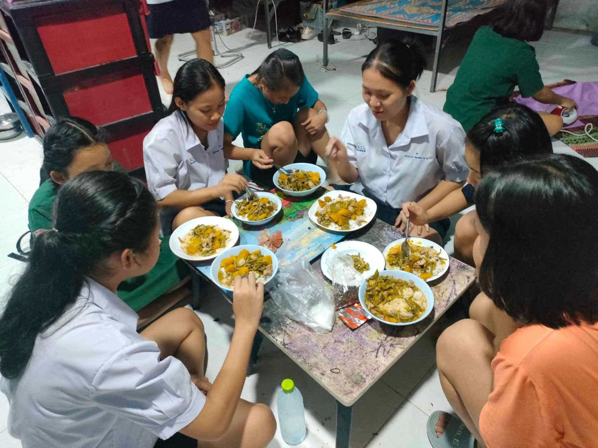 Let's bring the food inside and eat together in the room.