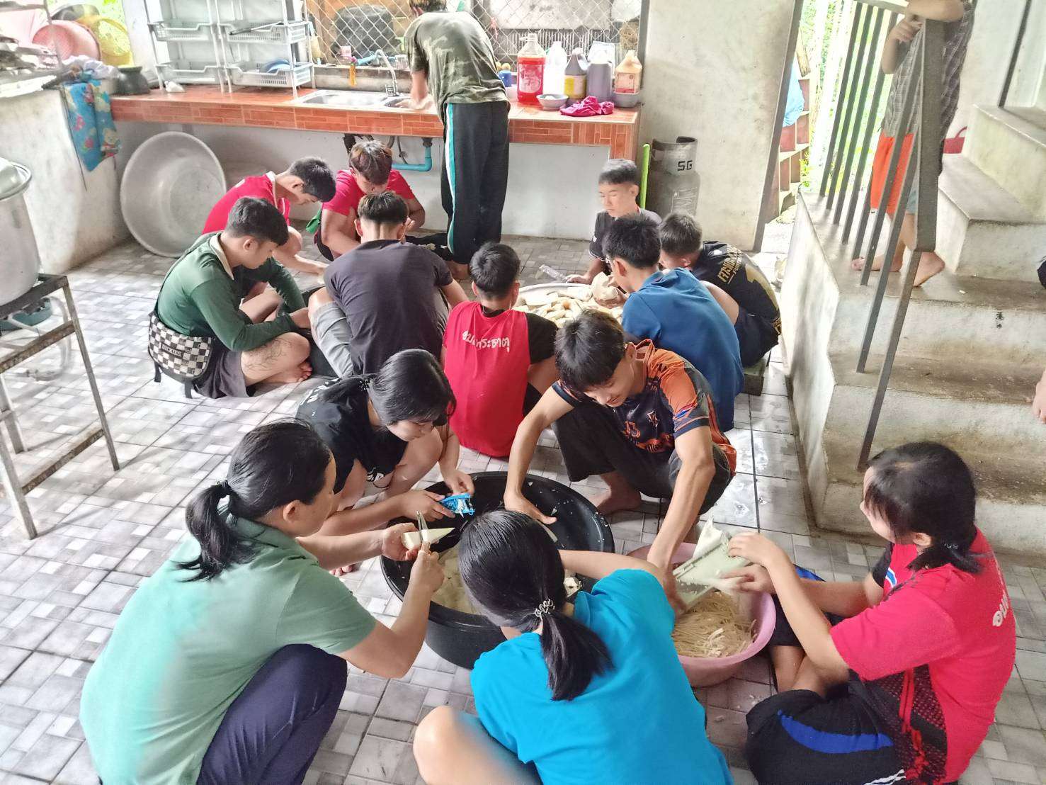 Children are chopping bamboo shoots.