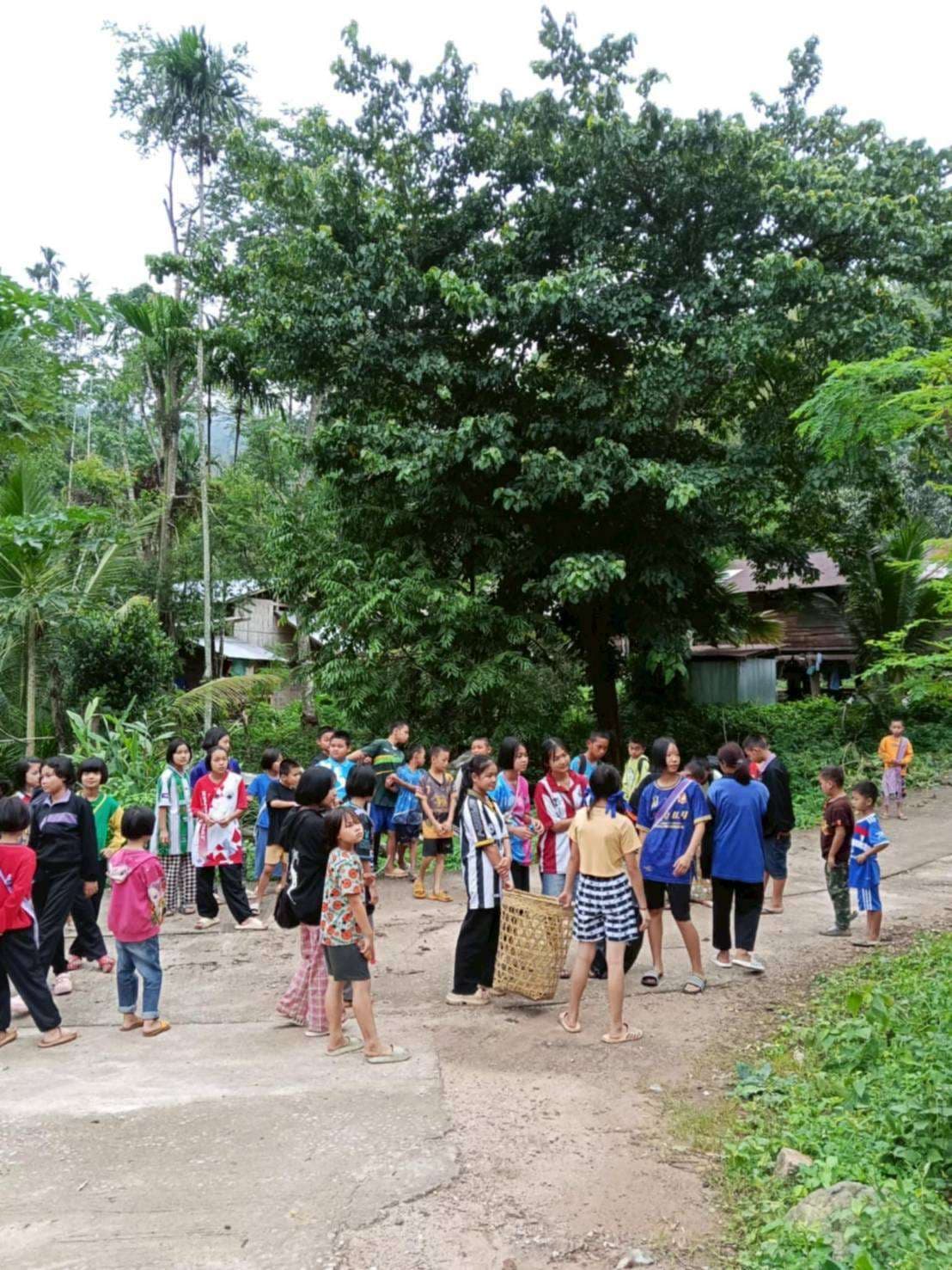 The children regularly collect waste in the village every Wednesday and Saturday.