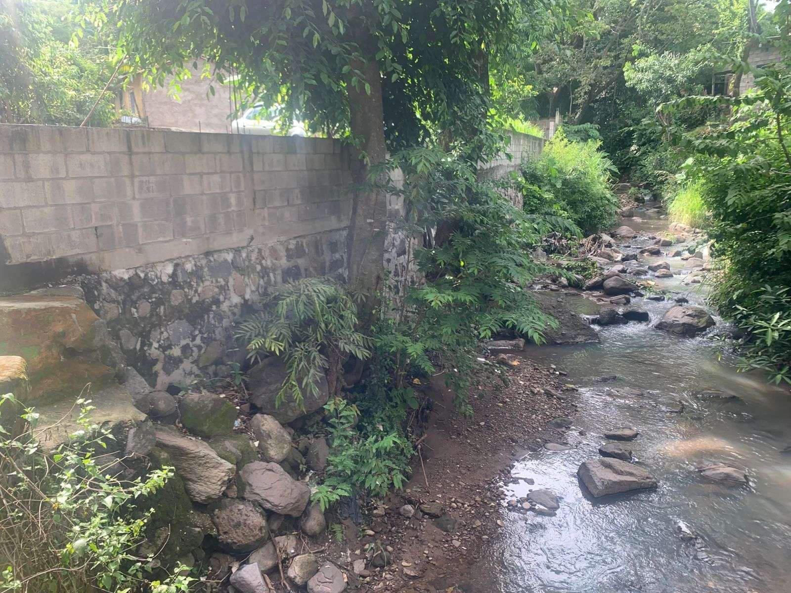 retaining wall to fill the ground