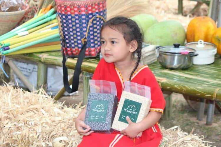 Children and the church's brown rice products