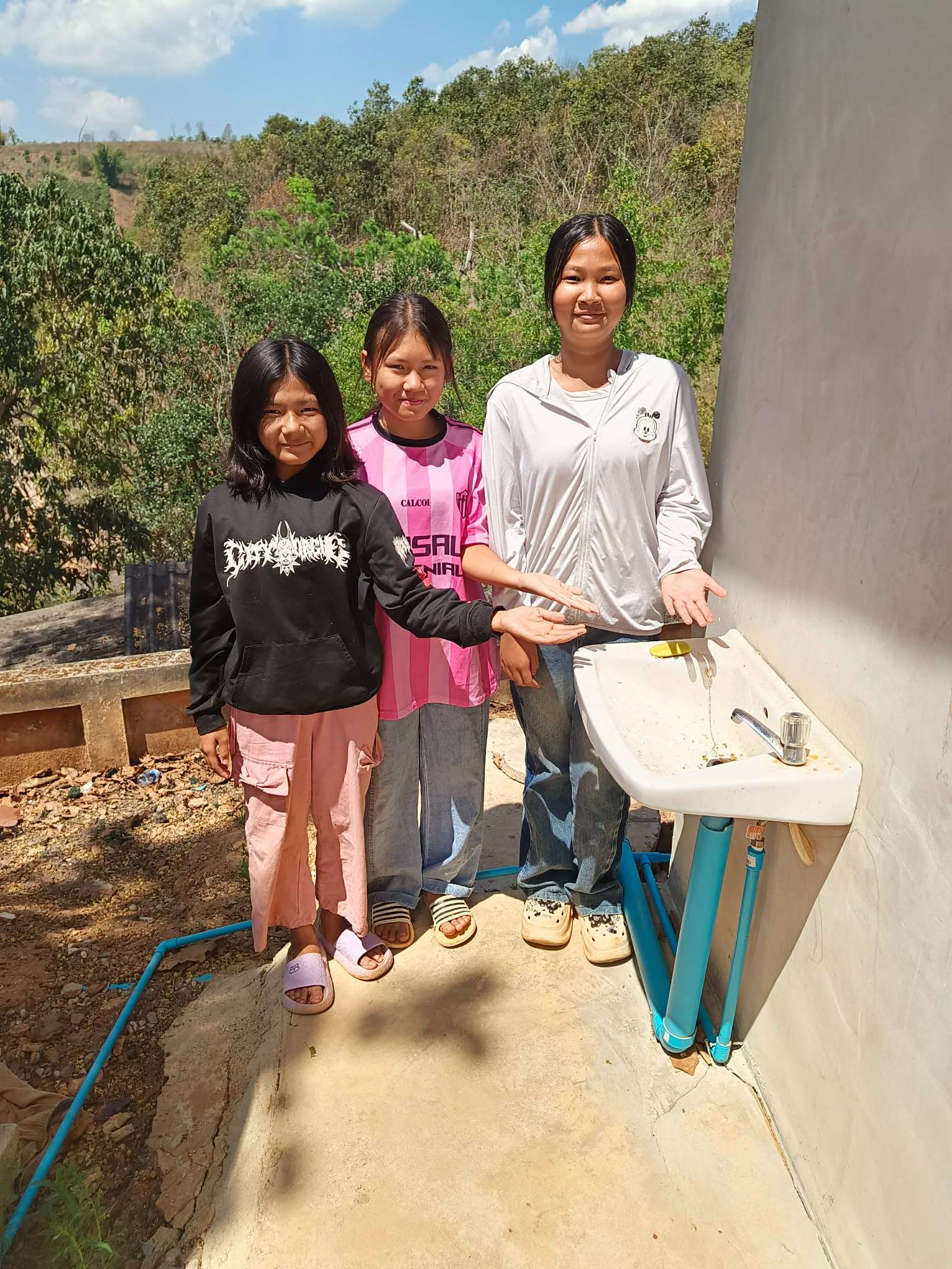 A picture of children waiting to use water.