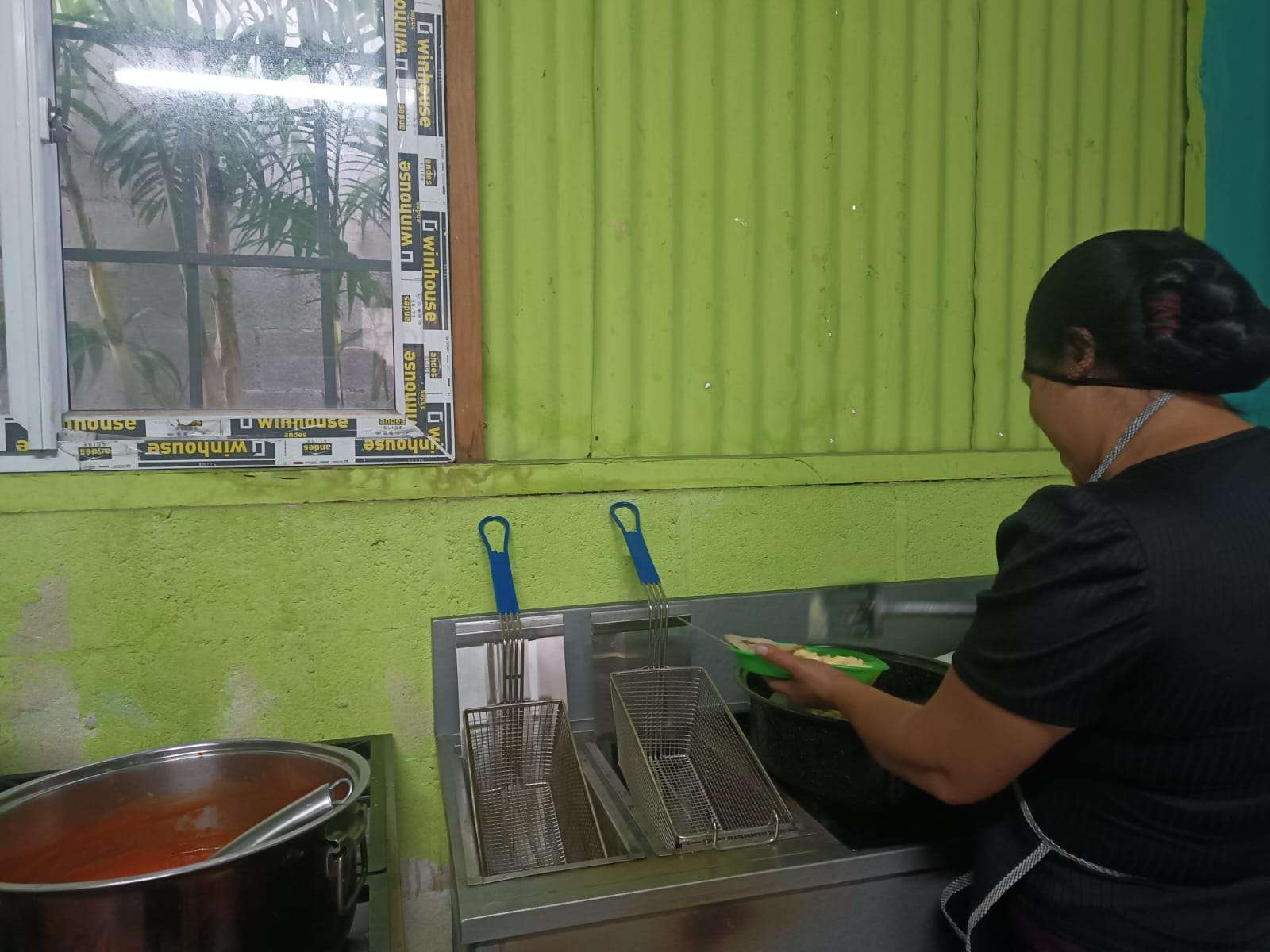 Volunteer preparing the food