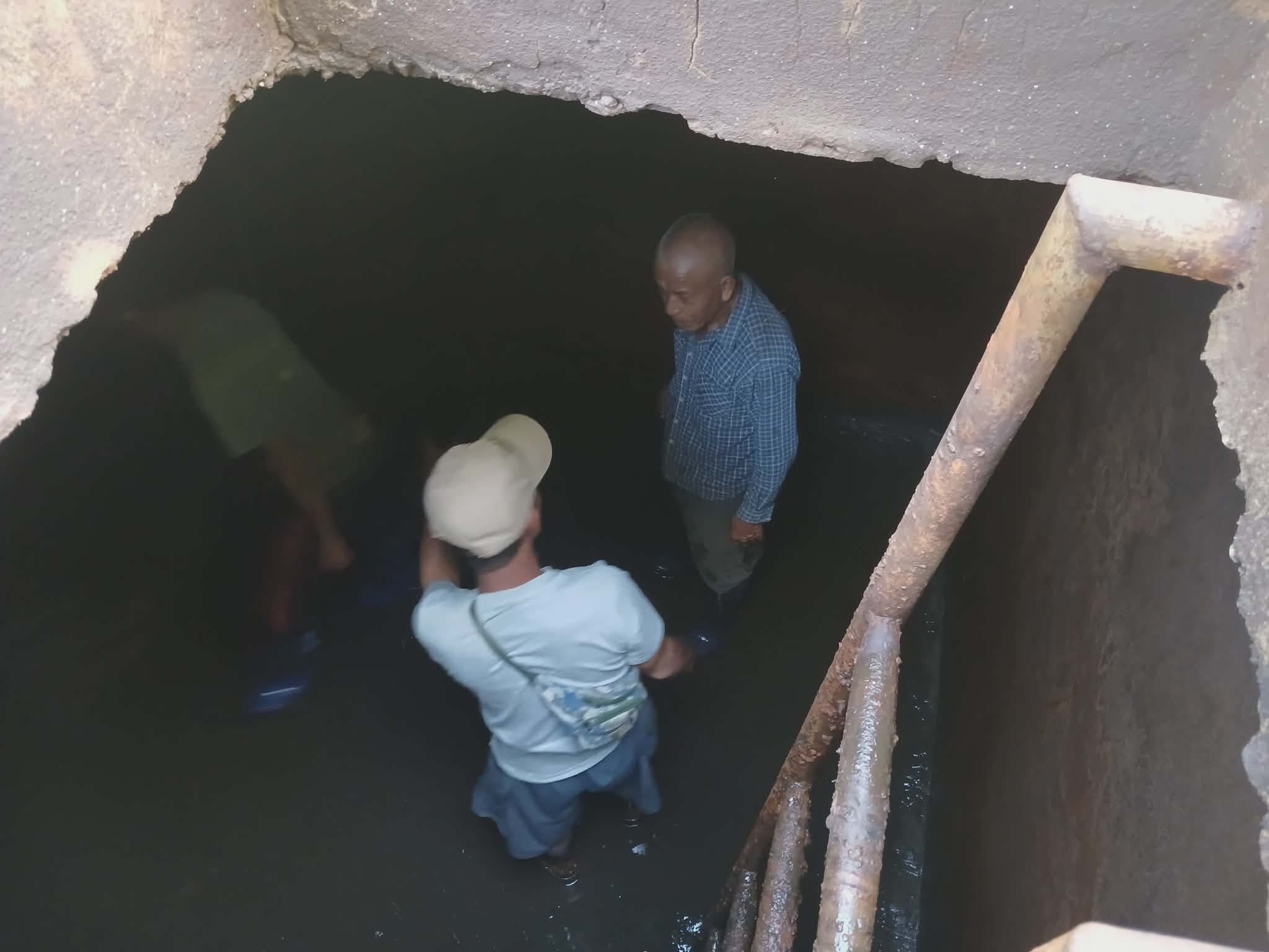 Cleaning the water holding tank