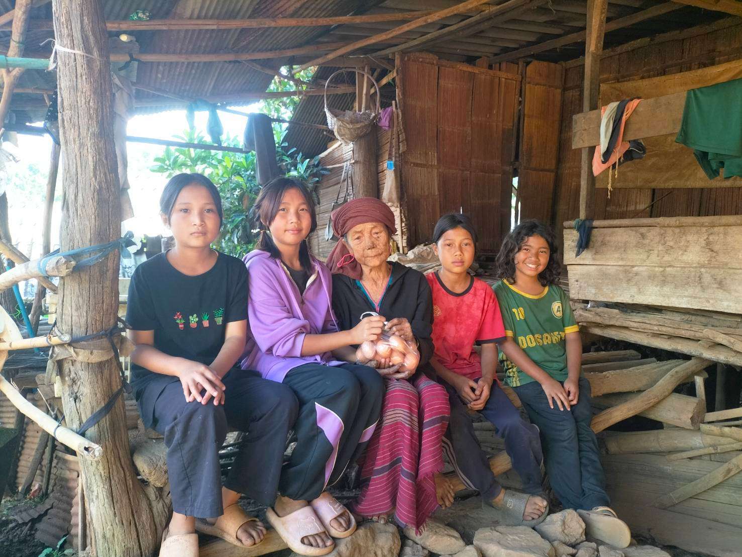 The children distribute chicken eggs to the elderly in the community.