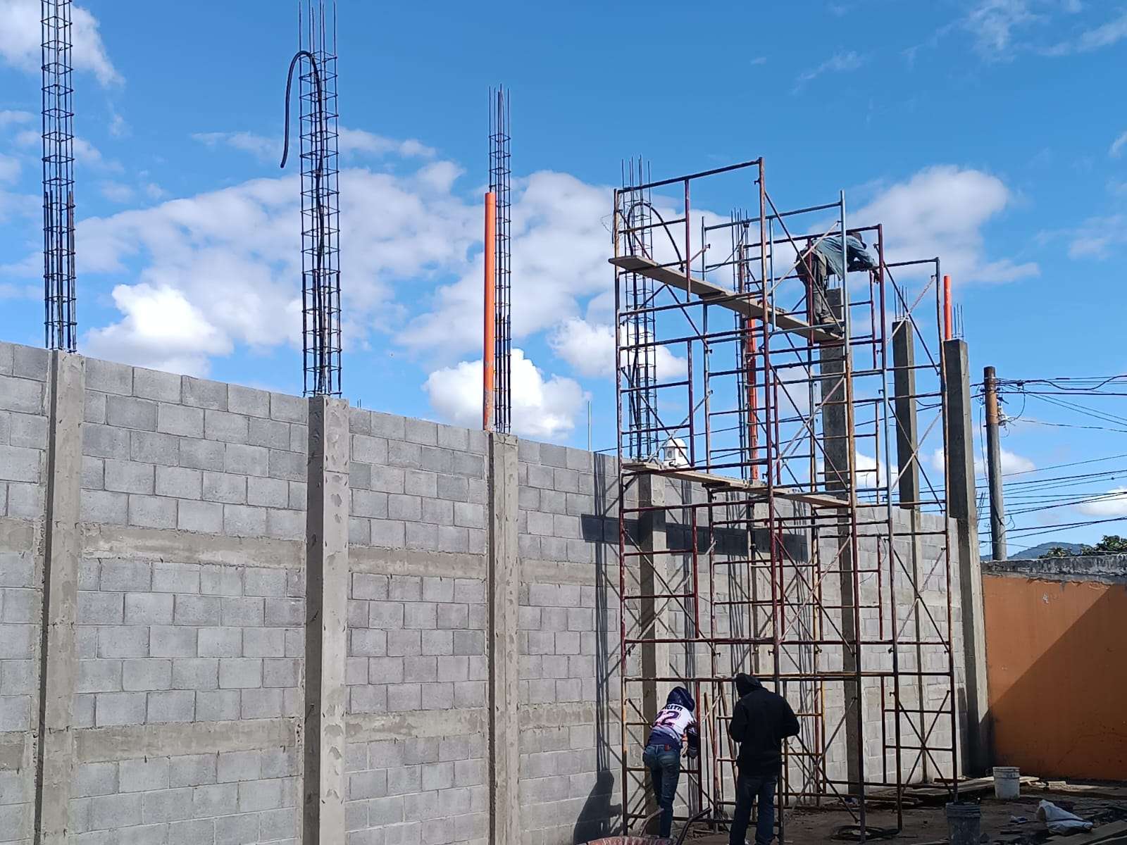 Construction of base wall for the roof