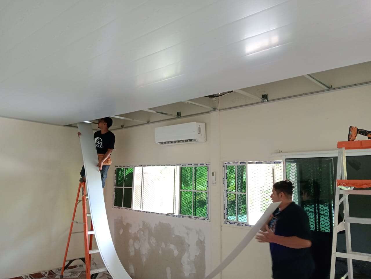 Installation of a false ceiling in the technology classroom.
