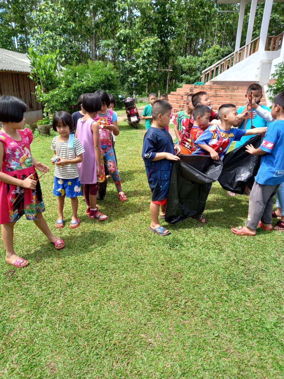 Teach children to know how to collect garbage in the community and different types of garbage.